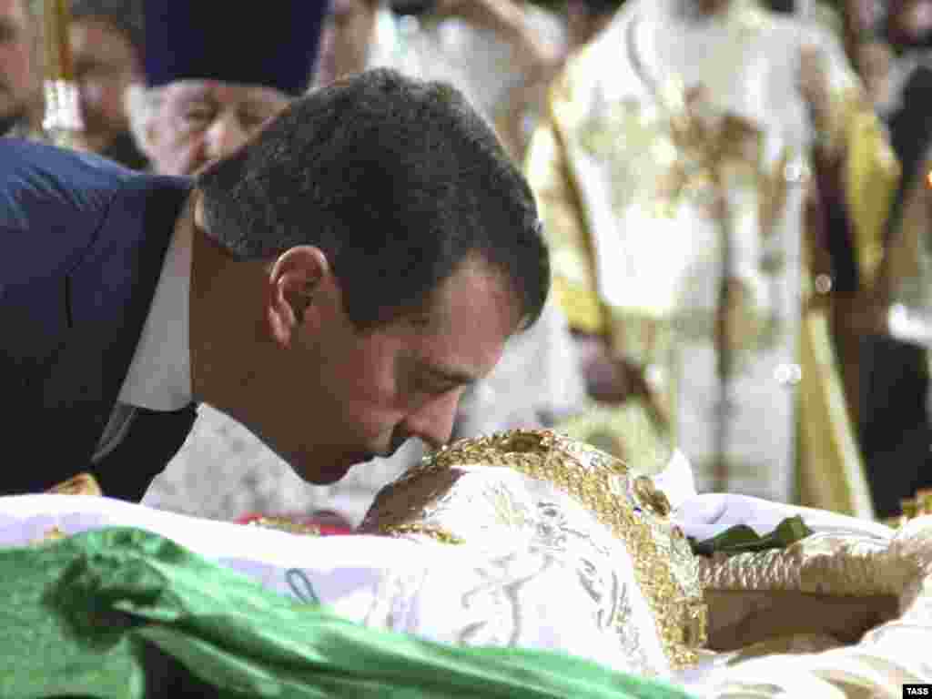 Russian Orthodox Church Patriarch Aleksy II dies. - Russian President Dmitry Medvedev pays his last respects to Patriarch Aleksy II inside Christ the Savior cathedral in Moscow, 09 December 2008