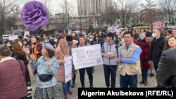 Участники марша в Бишкеке. 8 марта 2021 года. 