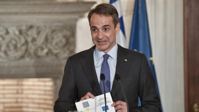 Грчкиот премиер прими трета доза вакцина против ковид