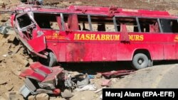 در نتیجه حادثه ترافیکی یک بس مسافربری در پاکستان ۱۴ نفر کشته و دهها نفر زخمی شده اند.