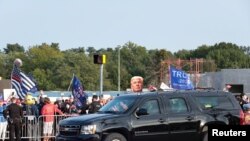 Președintele Donald Trump a ieșit din spital pentru scurt timp, într-o mașină blindată, ca să-și salute simpatizanții, Maryland, 4 octombrie 2020.