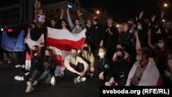 Людзі блякуюць праезную частку на Нямізе ўвечары 23 верасьня