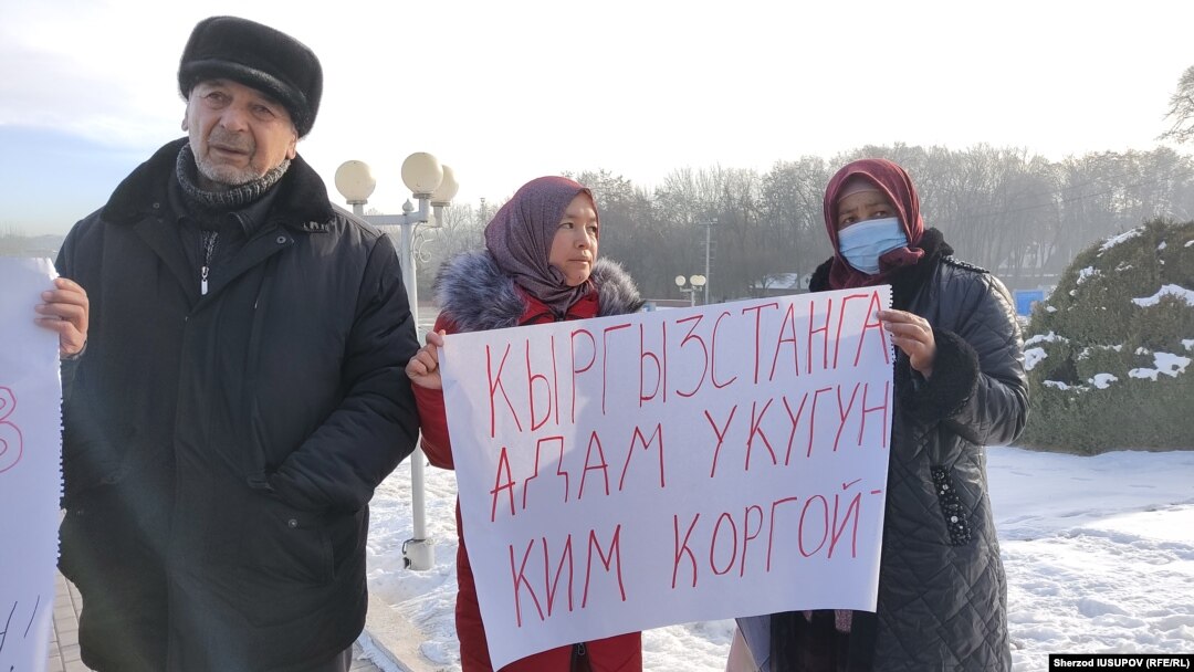 Ўшда уйлари тортиб олинаётганлар намойишга чиқди