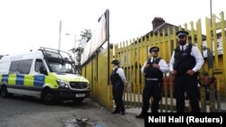 Поліцейські біля будівлі у східному Лондоні, де проводили обшук, 5 червня 2017 року