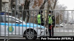 Митинг өтеді деген орынға жақын көшені жауып тұрған полицейлер. Алматы, қараша айы 2020 жыл. 