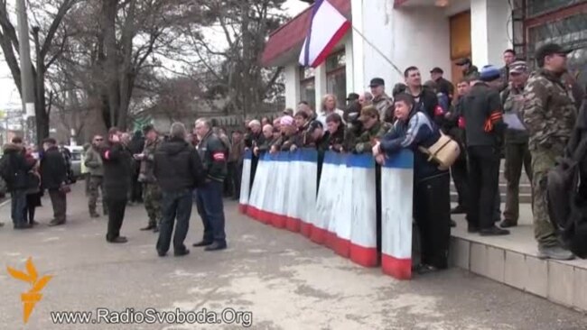 Вспоминаем, как это было: в Симферополе проросийские «дружинники» грубо вытеснили женщин с плакатами за мир Вспоминаем, как это было: в Симферополе проросийские «дружинники» грубо вытеснили женщин с плакатами за мир
