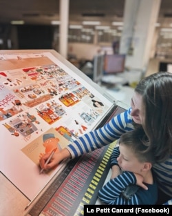 Видавчиня оглядає макет книжки