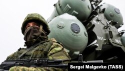 Вайсковец ахоўвае перакінуты ў Джанкой комплекс С-400