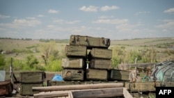 Скрыні, якія пакінулі расейскія вайскоўцы пасьля адступленьня ў Харкаўскай вобласьці, травень 2025 году