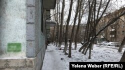 Теміртаудағы тұрғын үйлердің сыртына салынған есірткі жарнамасы. Қарағанды облысы. 