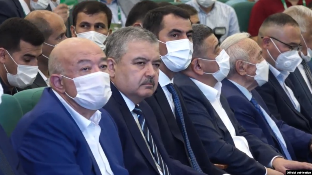 ДХХ раиси Абдусалом Азизов (чапдан иккинчи) ва таниқли рефери Равшан Эрматов (чапдан учинчи) ЎФА даги сайловда - 25 сентябрь, 2021