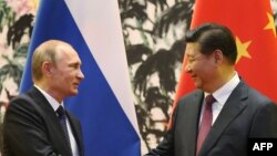 Президент России Владимир Путин (слева) и президент Китая Си Цзиньпин. 