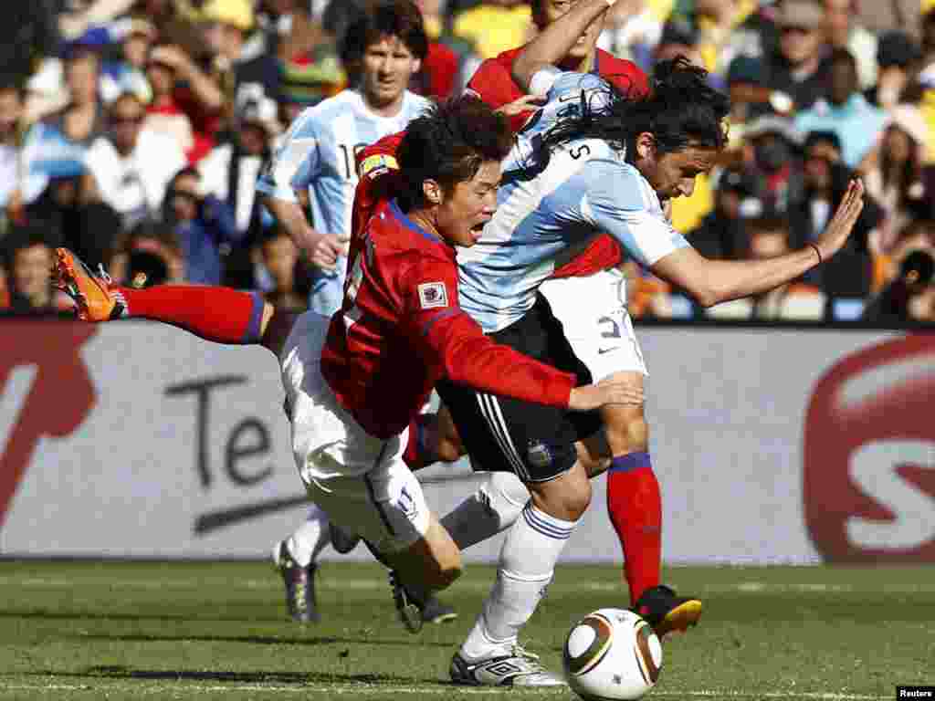 South Africa -- The 2010 World Cup Group B soccer match between South Korea and Argentina in Johannesburg, 17Jun2010 - South Korea's Park Ji-sung (L) fights for the ball against Argentina's Jonas Gutierrez during the 2010 World Cup Group B soccer match at Soccer City stadium in Johannesburg June 17, 2010.