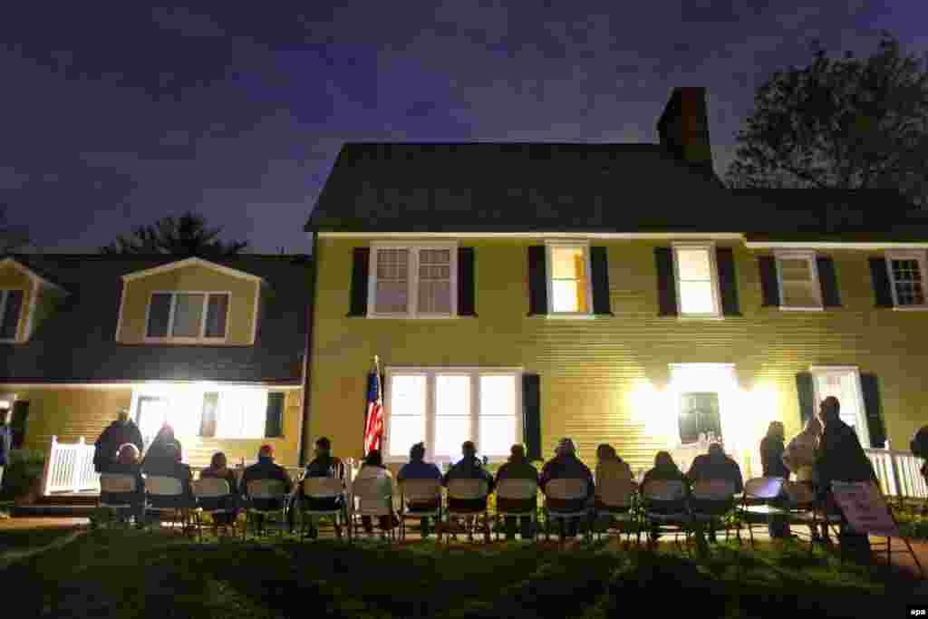 La votare &icirc;n zori de ziuă, Hunter House din Nottoway Park, din Vienna, Virginia. (EPA/Jim Lo Scalzo)