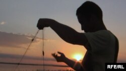 Житель села, расположенного на берегу Балхаша, ловит рыбу. Иллюстративное фото.
