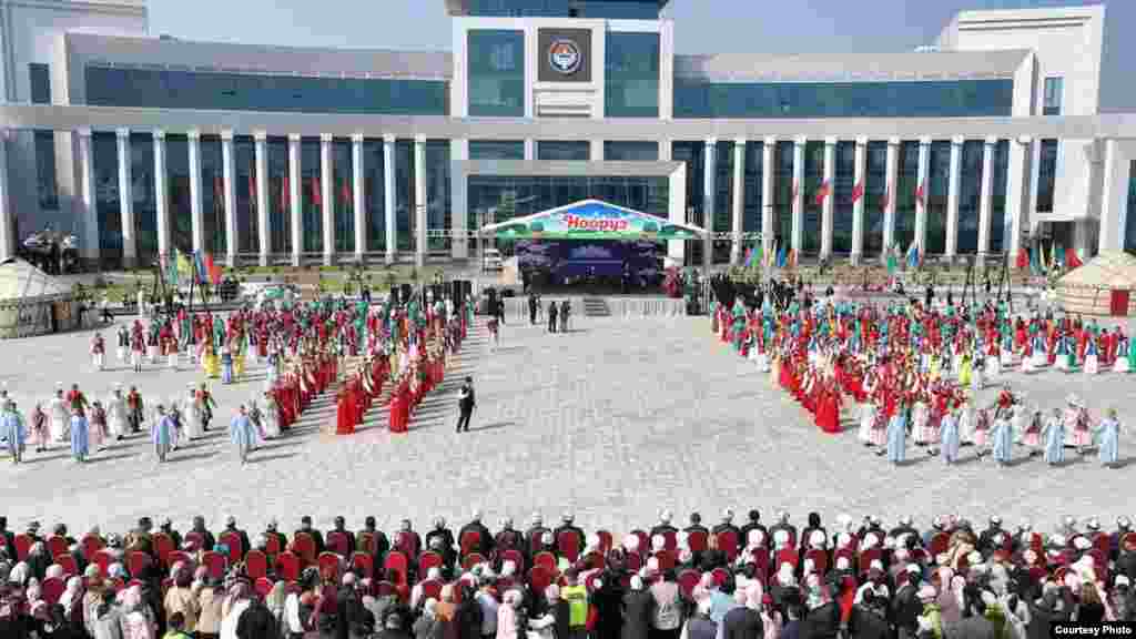 Манас шаарынын борбордук аянтында уюштурулган майрам.