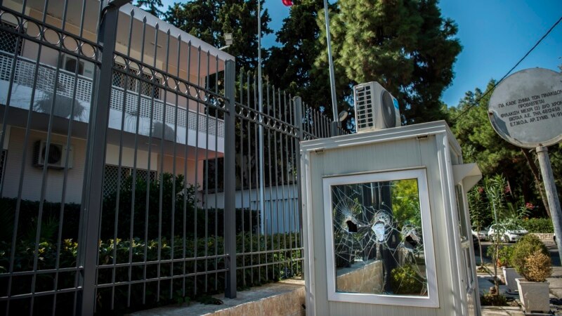 Анархисти ја нападнаа иранската амбасада во Атина 