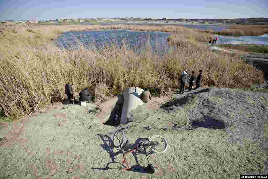 Vulkan ətrafında yaşayan insanların bir çoxu boş vaxtını bu göldə balıq tutmaqla keçirirlər.