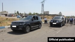 Поврежденные в результате взрыва автомобили