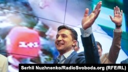 Уладзімір Зяленскі ў сваім выбарчым штабе падчас абвяшчэньня вынікаў галасаваньня, 21 красавіка 2019 году