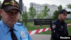 Полиција пред американската амбасада во Киев