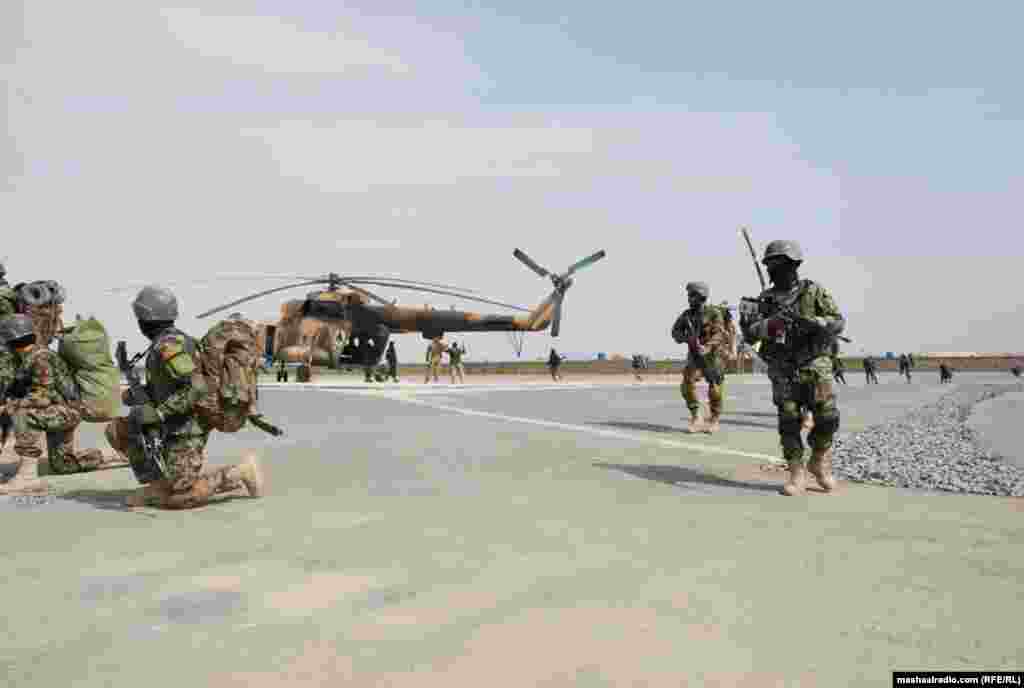 د افغان ملي اردو سربازان په کندهار کې&nbsp;د هوايي عملیاتو پر مهال ځانونه سنبالوي