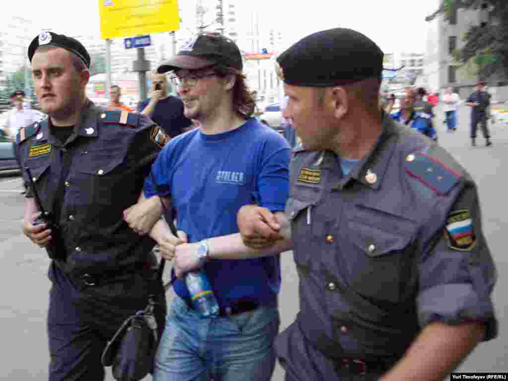 После общения с журналистами, были задержаны четверо организаторов акции, выезд на Садовое кольцо с проспекта Сахарова перекрыт. 