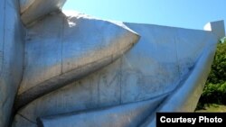 Осквернений пам'ятник воїнам-азербайджанцям у Севастополі