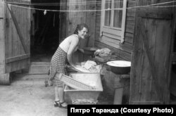 За праньнем бялізны, Баранавічы, 60-я гады