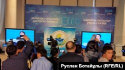 Партиялар арасындағы дебатты монитор арқылы бақылап тұрған ақпарат құралдары. 2016 жыл. 