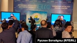 Журналисты наблюдают за предвыборными дебатами по монитору. Астана, 16 марта 2016 года. 