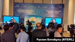 Журналисты снимают трансляцию дебатов. Астана, 16 марта 2016 года.