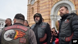 Члены российского байкер-клуба «Ночные волки» возле православного храма в Баня-Луке. 21 марта 2018 года