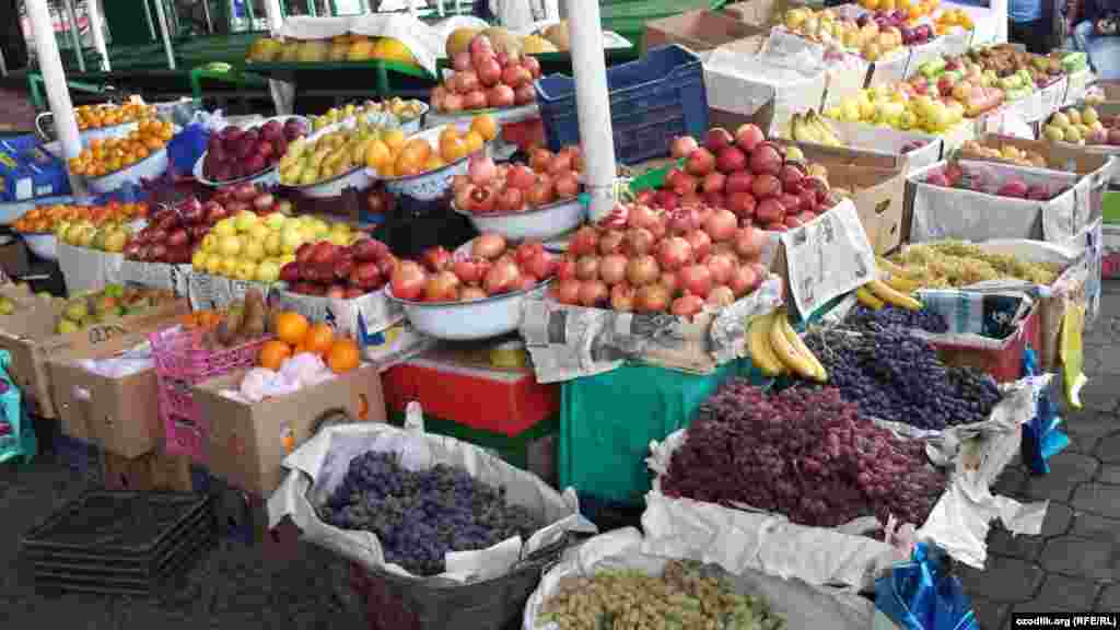 Душанбе бозори узум&cedil; олма&cedil; нок