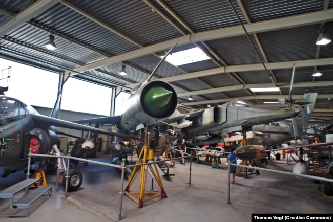 Avioane militare în sala de expoziție din Koblenz.