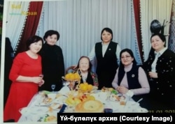 Раиса Кыдырбаева Жылдыз Орозобекова (ортодо отурат) баштаган шакирттери менен.