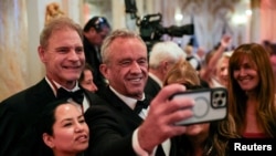 Robert F. Kennedy Jr. (centru), care a exprimat îndoieli cu privire la vaccinare, ar urma să devină șeful Departamentului Sănătății în viitoarea administrație Trump. Comunitatea medicală avertizează că efectele pot fi dezastruoase.