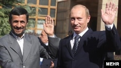 Iranian President Mahmud Ahmadinejad (left) with his Russian counterpart, Vladimir Putin (file photo)