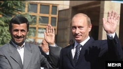 ولادیمیر پوتین و محمود احمدی‌نژاد در تهران- مهرماه ۱۳۸۶