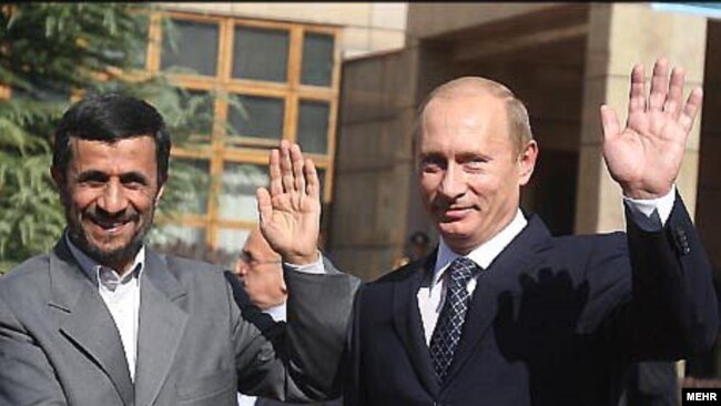 ولادیمیر پوتین و محمود احمدی‌نژاد در تهران- مهرماه ۱۳۸۶