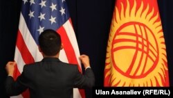 Флаги Кыргызстана и США.
