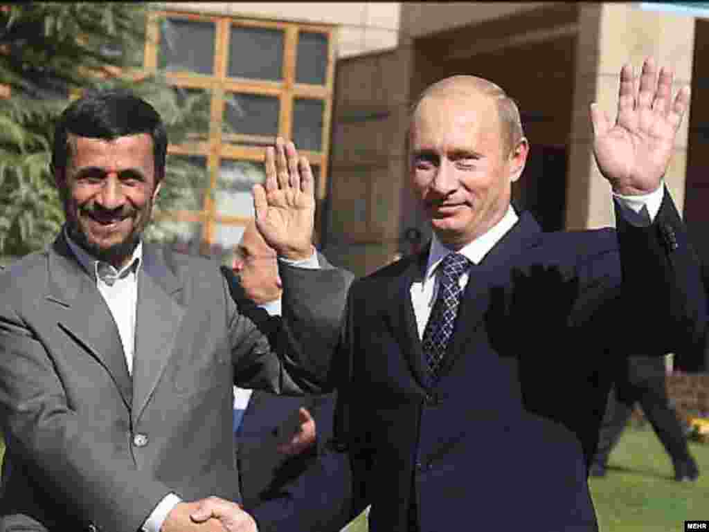 18.12.2008 - Rusi i Iranci ipak počeli pregovarati o prodaji S-300 - Rusija i Iran započeli su pregovore o prodaji sustava protuzračne obrane S-300, objavila je u četvrtak iranska novinska agencija, iako je u listopadu ove godine rusko ministarstvo vanjskih poslova čvrsto zanijekalo medijska nagađanja da Moskva prodaje te sustave Teheranu. Ukoliko se pregovori Rusije i Irana uspješno završe, Teheran bi S-300 mogao koristiti u borbi protiv eventualnih zračnih udara Izraela i Sjedinjenih Država na iranske nuklearne lokacije. S-300 je naziv za seriju ruskih dalekometnih protuzračnih raketa koje proizvodi Almaz Scientific Industrial Corporation. Sustav S-300 je razvijen kao obrana od zrakoplova i krstarećih projektila za sovjetsku protuzračnu obranu. Na fotografiji predsjednik Irana Mahmud Ahmadinejad i ruski premijer Vladimir Putin