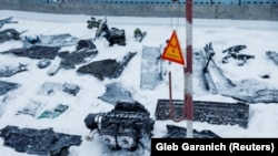 Фрагменти безпілотника біля конструкції Нового безпечного конфайнменту на ЧАЕС, 14 лютого 2025 року