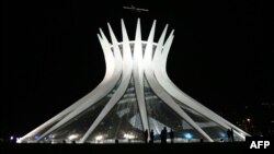 Katedrale në Brazilia, e dizajnuar nga arkitekti Oscar Niemeyer.