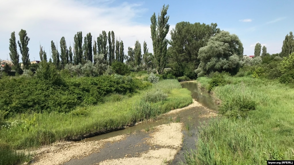 Пересыхающая река Биюк-Карасу вблизи Белогорска, июнь 2020 года