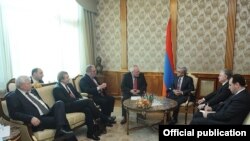 Մինսկի խմբի միջնորդները և ԵԱՀԿ-ի գործող նախագահի անձնական ներկայացուցիչը Հայաստանի նախագահ Սերժ Սարգսյանի հետ հանդիպման ժամանակ, Երևան, 5-ը նոյեմբերի, 2013թ.