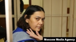 На суде 2 марта Гульчехра Бобокулова улыбалась, зевала, махала рукой и передавала приветы. Москва, 2 марта 2016 года.