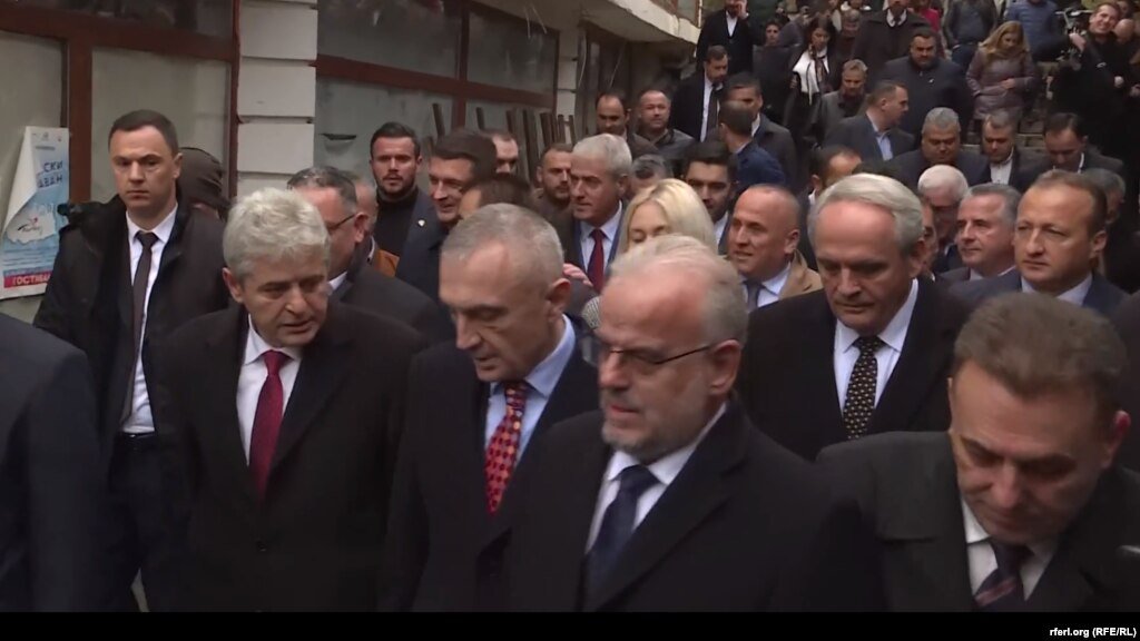 МАКЕДОНИЈА - Албанскиот претседател Илир Мета, во друштво на лидерот на ДУИ, Али Ахмети, и претседателот на Собранието, Талат Џафери, прошетаа низ Старата скопска чаршија, како дел од посетата на Мета на Македонија по повод Денот на албанската азбука.