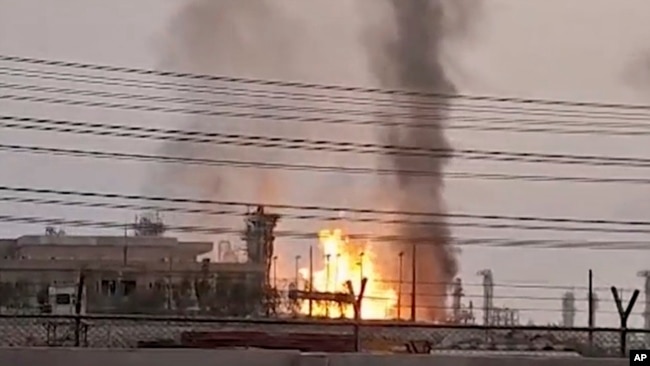 Một khung hình trích từ đài truyền hình Iran cho thấy cảnh hỏa hoạn tại mỏ khí đốt South Pars sau cuộc tấn công bằng máy bay không người lái của Israel.