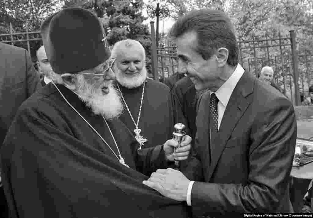 ილია მეორე და "ქართული ოცნების" დამფუძნებელი ბიძინა ივანიშვილი, საგურამოში ილია ჭავჭავაძის 175 წლის იუბილეზე. 2012 წელი.